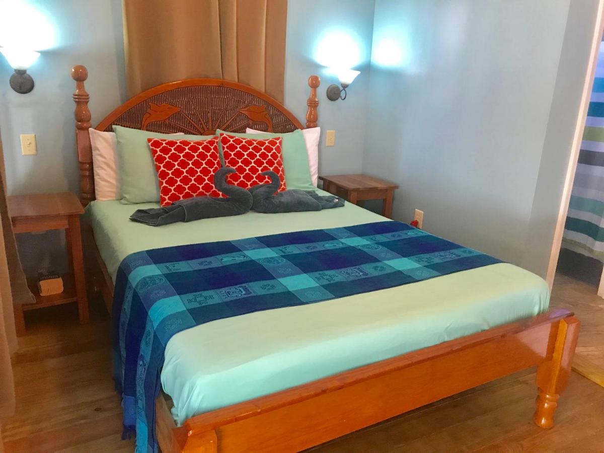 Tilt-Ta-Dock Resort Belize Корозал Екстериор снимка
