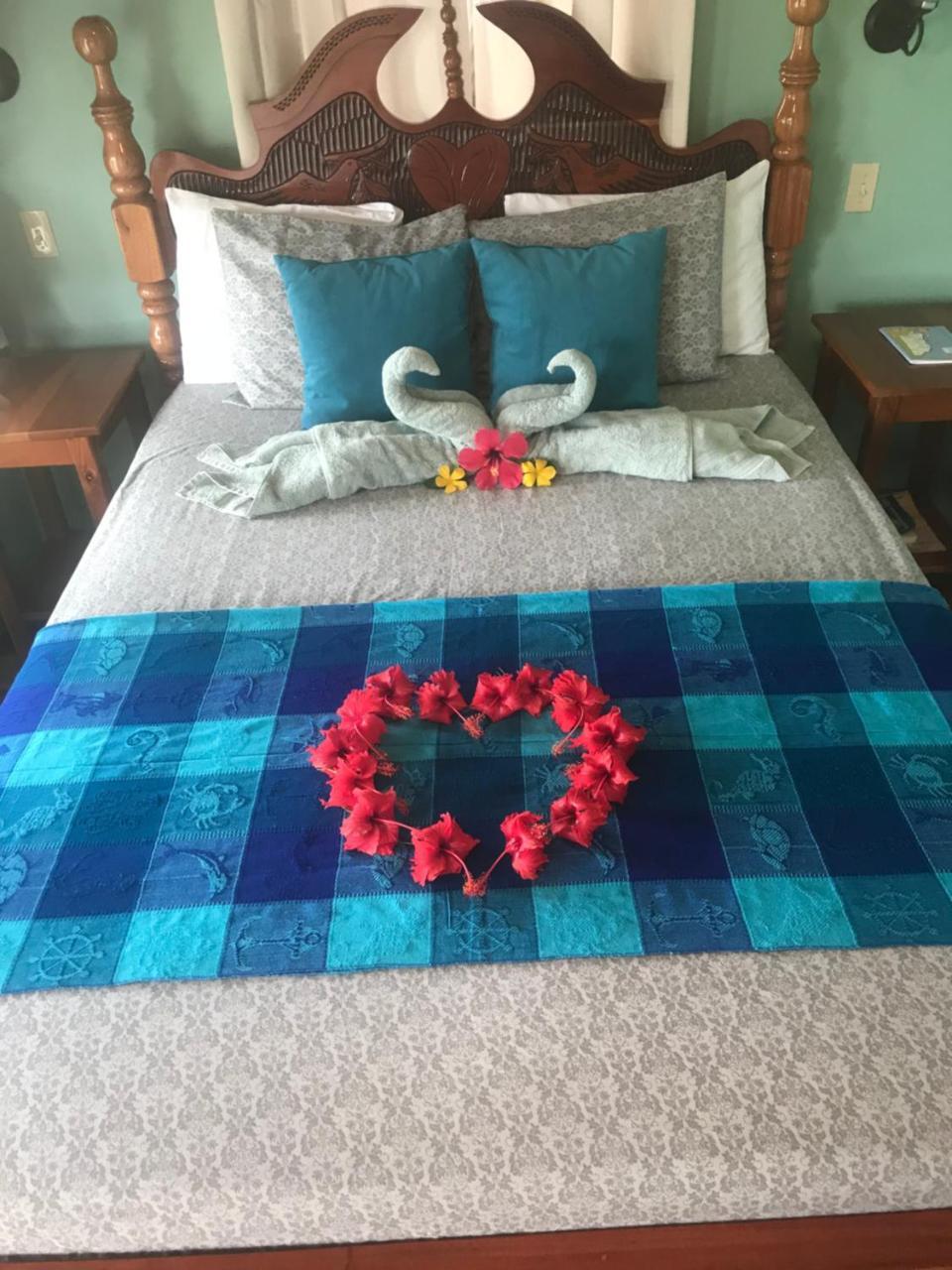 Tilt-Ta-Dock Resort Belize Корозал Екстериор снимка