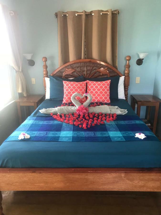 Tilt-Ta-Dock Resort Belize Корозал Екстериор снимка